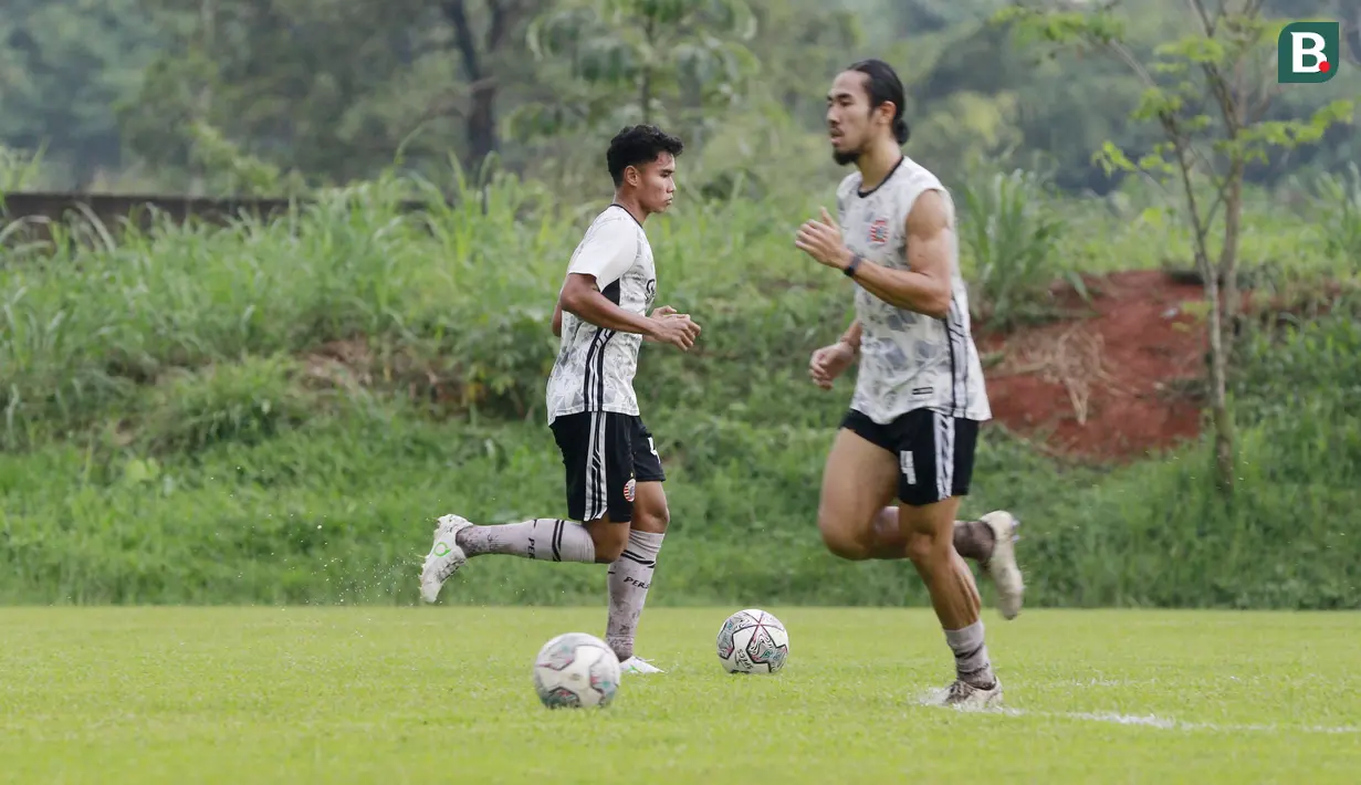 Pemain Persija Jakarta, Muhammad Ferarri, mengikuti sesi latihan setelah masa jeda kompetisi di Nirwana Park, Sawangan, Jawa Barat, Rabu (4/1/2023). (Bola.com/M Iqbal Ichsan)