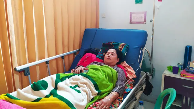 Salah satu warga Pasirmalang, Desa Tanjung Kemuning, yang diduga mengalami pengalami penyakit Chikungunya, saat mendapatkan perawatan di Puskesmas Tarogong, Garut.