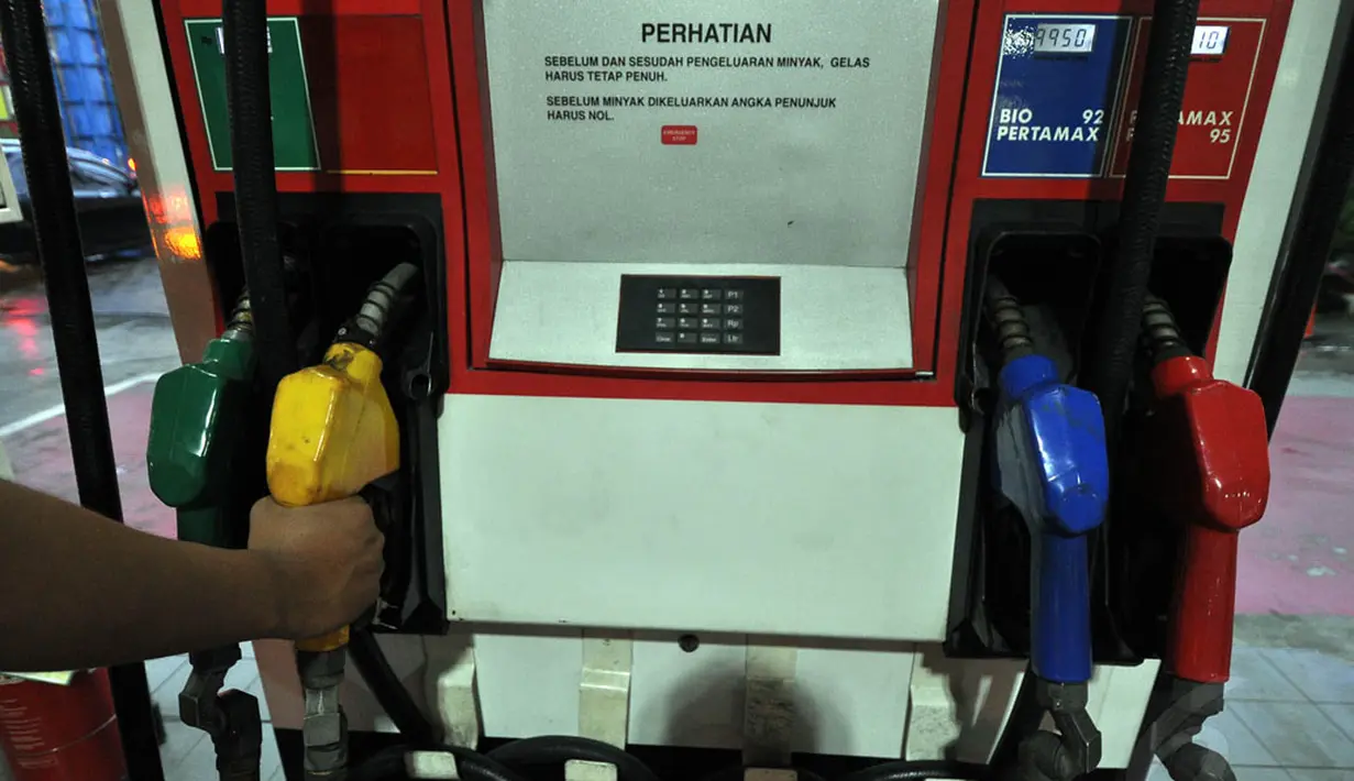 BPH Migas menyatakan kuota BBM bersubsidi tinggal 1,7% atau 782.000 kiloliter dari total yang dianggarkan dalam APBN-P 2014. Salah satu petugas bersiap mengisi bahan bakar minyak di salah satu SPBU di Jakarta, Rabu (24/12). (Liputan6.com/Miftahul Hayat)