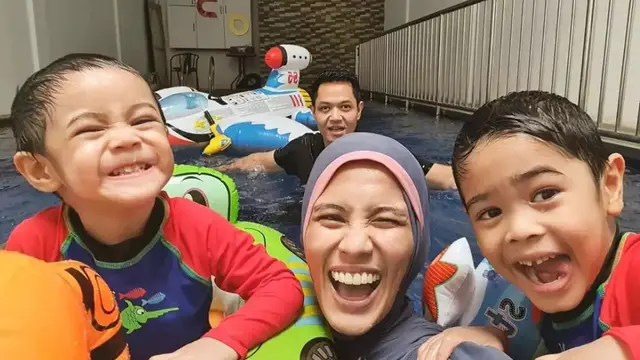 Potret Alyssa Soebandono mengenakan baju renang muslimah