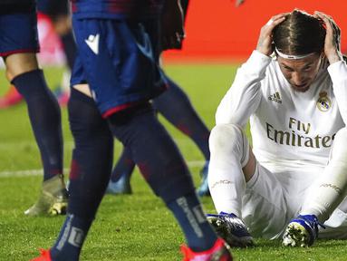 Bek Real Madrid, Sergio Ramos, tampak lesu usai ditaklukkan Levante pada laga La Liga di Stadion Ciutat de Valencia, Sabtu (22/2/2020). Levante menang 1-0 atas Real Madrid. (AP/Alberto Saiz)