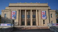 Kingsbury Hall, tempat debat calon wakil presiden AS, terlihat di Universitas Utah di Salt Lake City, Senin (5/10/2020). Universitas Utah akan menjadi tuan rumah debat cawapres petahana Mike Pence dan Senator California Kamala Harris akan digelar pada Rabu 7 Oktober. (Eric BARADAT / AFP)