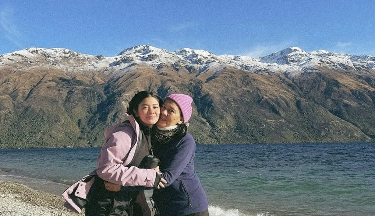 Naysila pun tampil mengenakan jaket ungu dipadukan inner dan celana hitam. Sedangkan, sang mamah tampil dengan jaket ungu bercelana hitam. (@naymirdad)