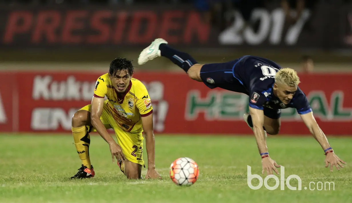 Pemain Arema FC, Christian Goncalves (kanan) berduel dengan pemain Sriwijaya FC, Firdaus (kiri) pada babak delapan besar Piala Presiden 2017 di Stadion Manahan, Solo. Jumat (26/2/2017). (Bola.com/Nicklas Hanoatubun)