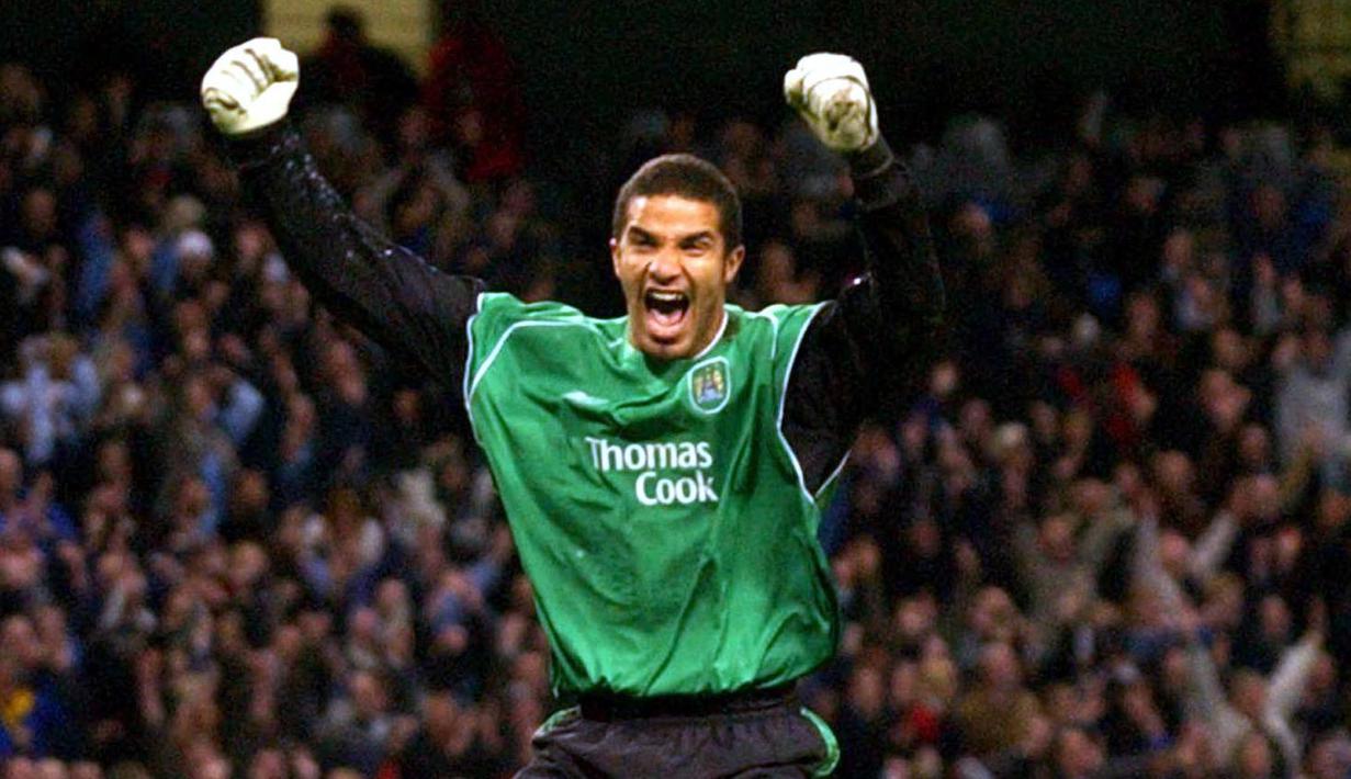 David James - Kiper yang telah malang melintang memperkuat tim Liga Inggris ini juga merupakan salah satu penjaga gawang tangguh di eranya. Total 169 clean sheets pernah ia torehkan selama kariernya. (AFP/Paul Baker)