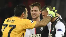 Foto file yang diambil pada 11 Desember 2019 Bek Juventus, Daniele Rugani (tengah) merayakan kemenangan atas Bayern Leverkusen pada pertandingan grup D Liga Champions di Leverkusen, Jerman. Rugani dinyatakan positif terkena virus corona, yang diumumkan klub pada 11 Maret 2020. (AFP/Ina Fassbender)