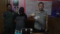 Dari tangan pengedar sabu itu, polisi menyita 17 gram sabu. (Liputan6.com/Ola Keda)