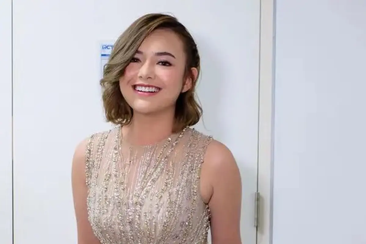 Amanda Manopo Kenakan Gaun Mewah