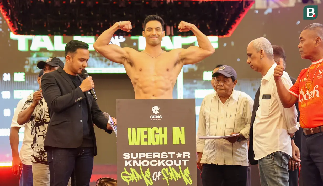 Yoshi Sudarso (tengah) melakukan timbang berat badan pada acara Press Conference Superstar Knockout edisi 2 di Jakarta International Velodrome, Rawamangun, Sabtu (7/12/2024).