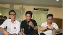 Meski sempat vakum melawak dengan formasi bertiga, grup lawak yang berdiri tanggal 10 Oktober 1994 ini tampak selalu kompak. Kini, ketiganya sudah mulai tampil bersama lagi untuk mengisi sebuah acara komedi. Karena itu, kedua sahabat berharap Parto segera sehat dan dapat beraktivitas kembali. (Liputan6.com/IG/@akripatriotv)