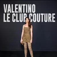 Setelah Kylie Jenner, Anne Hathaway juga tampil ‘liar’ di Paris Fashion Week. (IG:erinwalshstyle).