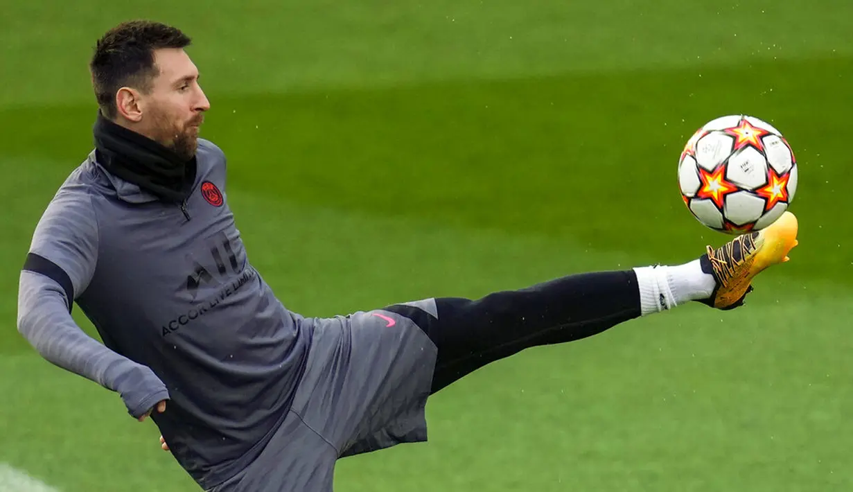 Pemain Paris Saint-Germain Lionel Messi mengontrol bola saat sesi latihan di Stadion Bernabeu, Madrid, Spanyol, 8 Maret 2022. Paris Saint-Germain akan menghadapi Real Madrid pada pertandingan sepak bola Liga Champions. (AP Photo/Manu Fernandez)