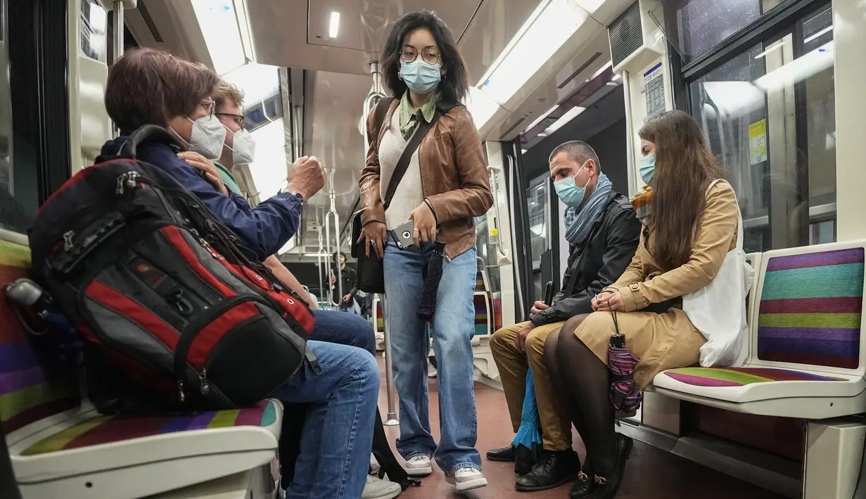 <p>Orang-orang yang memakai masker menaiki kereta bawah tanah di Paris, Prancis, Kamis (30/6/2022). Kasus virus corona covid-19 meningkat dengan cepat di Prancis dan negara-negara Eropa lainnya setelah pembatasan COVID-19 dicabut pada musim semi. (AP Photo/Michel Euler)</p>