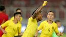 Gelandang Malaysia, Mohamadou Sumareh, merayakan gol yang dicetaknya ke gawang Timnas Indonesia pada laga Kualifikasi Piala Dunia 2022 di SUGBK, Jakarta, Kamis (5/9). Indonesia kalah 2-3 dari Malaysia. (Bola.com/Peksi Cahyo)