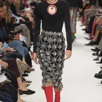 Simak sederet tren cutout untuk gaya fashion minimalis penuh pernyataan