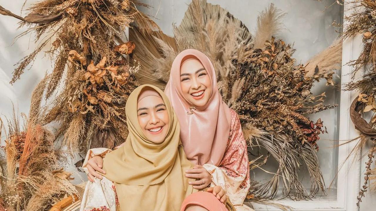 8 Gaya Pemotretan Oki Setiana Dewi, Shindy Putri dan Ria Ricis, Curi Perhatian
