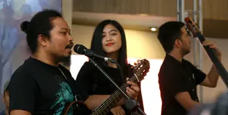 Butuh waktu lama untuk mengeluarkan album baru bagi grup band Payung Teduh. Grup yang beranggotakan empat personel itu baru saja mengeluarkan album ketiganya. (Nurwahyunan/Bintang.com)