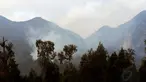 Kepulan asap putih sisa kebakaran masih terlihat di Pos Paltuding, Gunung Ijen, Jawa Timur (18/10/2014). (Liputan6.com/Helmi Fithriansyah)