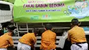 Sejumlah siswa mencuci tangan di SD Negeri 15 Karet Tengsin, Jakarta, Rabu (18/10). Edukasi dan praktik cuci tangan pakai sabun yang diadakan operator penyedia air Palyja dalam rangka Hari Cuci Tangan Pakai Sabun Sedunia. (Liputan6.com/Fery Pradolo)