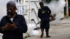 Petugas melakukan pengasapan atau fogging di permukiman warga di Jalan Delima Raya, Jakarta Barat, Selasa (30/4/2019). Pengasapan tersebut untuk mencegah penyebaran penyakit Demam Berdarah Dengue (DBD) melalui nyamuk Aedes Aegypti saat musim hujan mulai terjadi di Jakarta. (Liputan6.com/Johan Tallo)