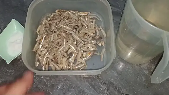 Cukup Pakai 1 Bumbu Dapur, Begini Cara Agar Ikan Teri Tidak Keasinan