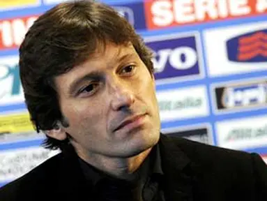 Ekspresi pelatih baru Inter Milan asal Brasil, Leonardo, di sesi konferesni pers pertamanya di markas besar Nerazzurri di Milan, 29 Desember 2010. AFP PHOTO / GIUSEPPE ARESU 