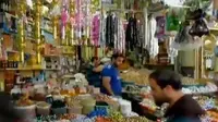 Persiapan Idul Adha di Baghdad, Irak, masyarakat memenuhi Pasar Shorja untuk membeli makanan manis, kacang-kacangan, dan permen.