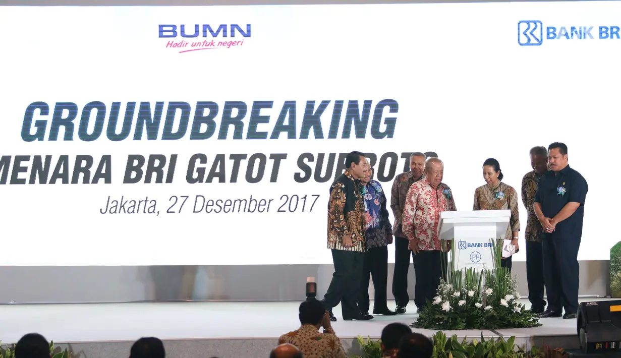 Menteri BUMN RI Rini Soemarno (ketiga kanan) saat saat groundbreaking gedung BRI di Gatot subroto, Jakarta, Rabu (27/12). Gedung tersebut diberi nama Menara BRI Gatot Subroto, dan akan rampung pada tahun 2020 mendatang. (Liputan6.com/Angga Yuniar)