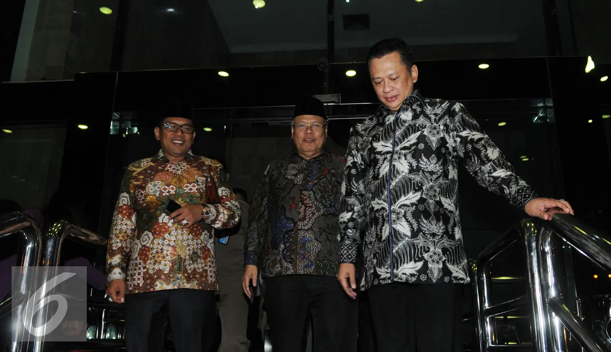 Ketua Komisi III DPR, Bambang Soesatyo bersama rombongan usai menghadiri buka puasa bersama di Gedung KPK, Jakarta, Senin (27/6). Buka bersama tersebut bertujuan menjalin keharmonisan antar lembaga parlemen dan lembaga. (Liputan6.com/Helmi Afandi)