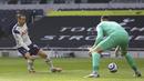 Gareth Bale menyudahi perlawanan Burnley dengan menaklukan lagi kiper Nick Pope pada menit ke-55. Dengan demikian Tottenham tetap menang 4-0. (Foto: AP/Pool/Julian Finney)