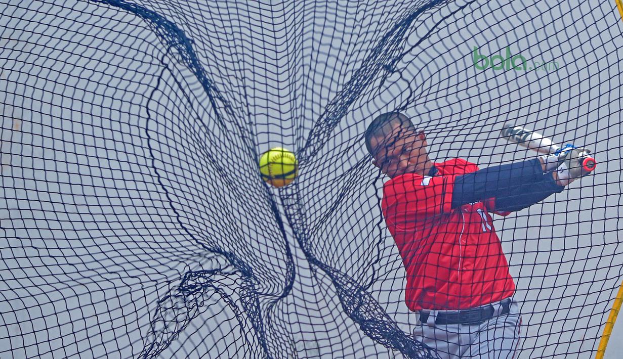 Pemain Indonesia, Alfin Sanjaya berlatih memukul saat melawan Singapura pada laga Asian Softball Championship di Senayan, Jakarta,Selasa (25/4/2018). Indonesia menang atas Singapura 8-2. (Bola.com/Nick Hanoatubun)