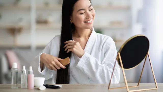 7 Cara Mengatasi Rambut Patah agar Kondisinya Nggak Semakin Parah