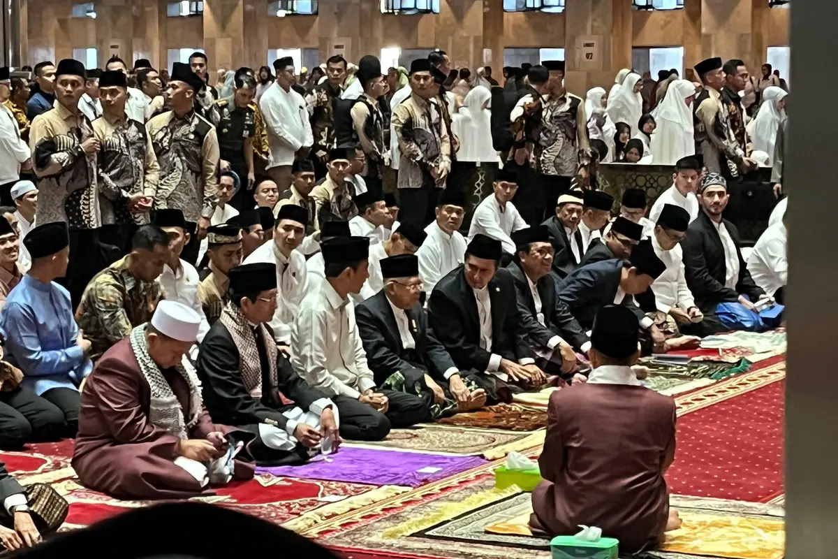 Presiden Joko Widodo atau Jokowi dan Wakil Presiden Ma'ruf Amin melaksanakan salat Idul Fitri 1445 Hijriah di Masjid Istiqlal Jakarta Pusat, Rabu (10/4/2024).