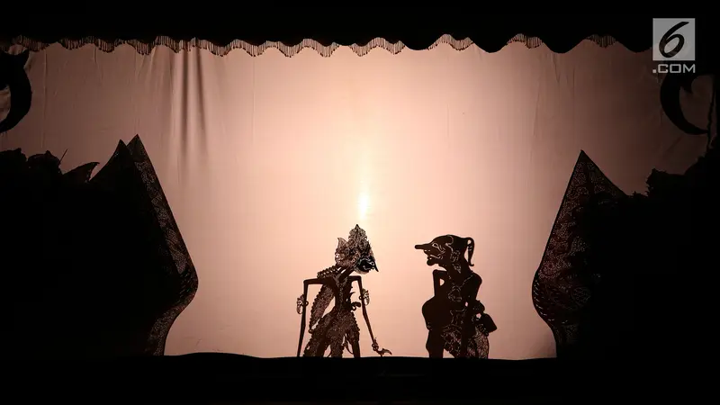 Serunya Belajar Wayang Kulit Bersama Siswa-siswi Bule