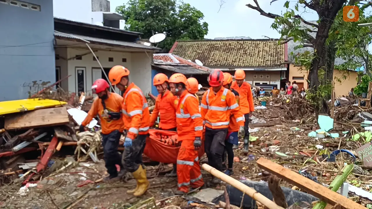 Tim SAR saat mengevakuasi jenazah korban banjir di Kecamatan Palabuhanratu Kabupaten Sukabumi, Jumat (7/3/2025). (Liputan6.com/Fira Syahrin).