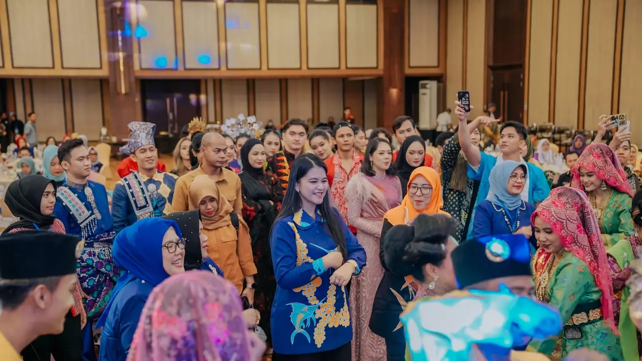 Potret Kahiyang Ayu Hadiri Ladies Program dan Kunjungi Stand UMKM Dekranasda