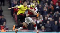 Bek Arsenal, Rob Holding, berebut bola dengan striker Watford, Richarlison, pada laga Preimer League di Stadion Emirates, Minggu (11/3/2018). Arsenal menang 3-0 atas Watford. (AP/Matt Dunham)