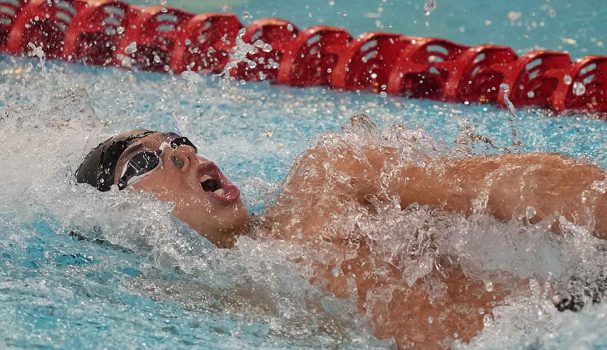 Dia berhasil menumbangkan tujuh pesaingnya yang masing-masing berasal dari Singapura, Filipina, Malaysia, hingga tuan rumah Thailand. Tampak dalam foto, perenang Indonesia, Jason Donovan Yusuf, saat tampil di final 100 meter gaya punggung putra pada SEA Games ke-33 di Bangkok, Thailand, Rabu 10 Desember 2025. (AP Photo/Achmad Ibrahim)