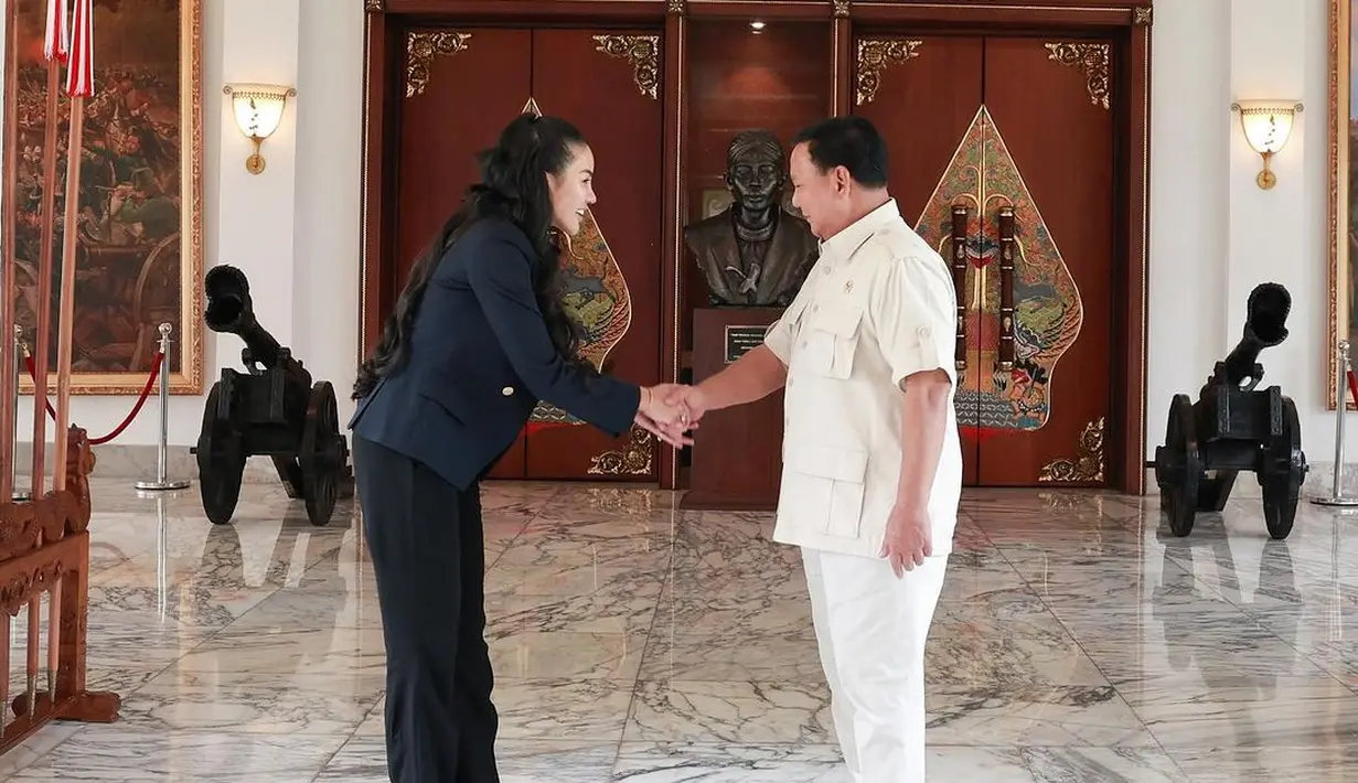 Di beberapa foto, Nikita Mirzani berpose berdua bersama Prabowo. Ada satu foto menampilkan dirinya dan Prabowo berjabat tangan. [Foto: Instagram/nikitamirzanimawardi_172]