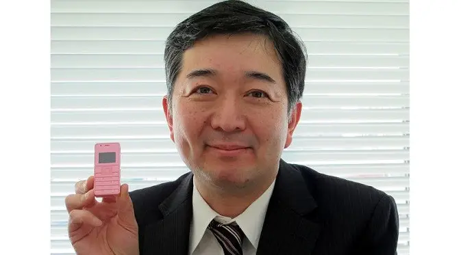 Tako Hiyama, President Eibitto, yang mengembangkan Willcom WXO6A. (Doc: Daily Mail)