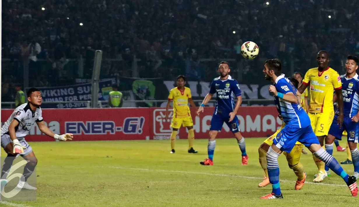 Bek Persib, Vladimir Vujović  berusaha menyundul bola kearah kiper Sriwijaya FC, Dian Agus pada Piala Presiden 2015 di stadion GBK, Jakarta, Minggu (18/10/2015). Persib menang atas Sriwijaya dengan skor 2-0. (Liputan6.com/Yoppy Renato)