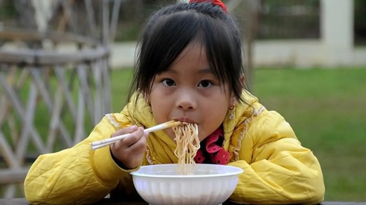 Bhaaya makan mi instan/copyright Pixabay.com/hung772000