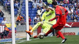 Lionel Messi mencetak gol kedua Barcelona lewat sepakan kaki kiri (REUTERS/Gustau Nacarino).