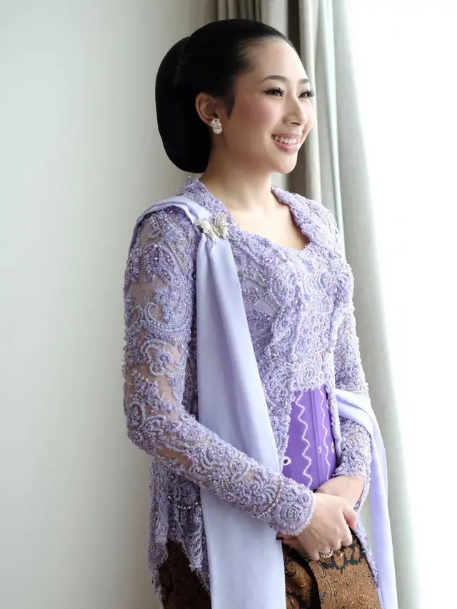Gayanti Hutami di Pernikahan sang Kakak, Darma Mangkuluhur pakai kebaya ungu. [@louisedaniellaa]