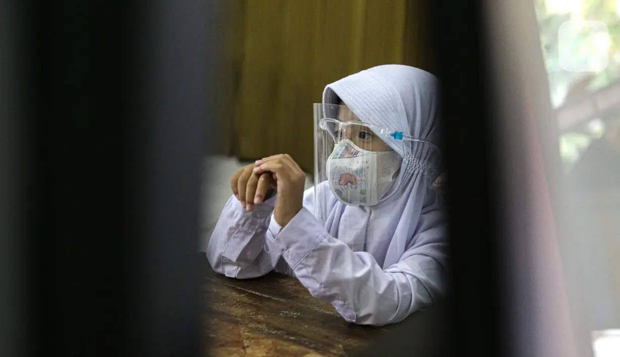 Siswa mengikuti uji coba pembelajaran tatap muka (PTM) perdana di SD Negeri 14 Pondok Labu, Jakarta, Senin (30/8/2021). Adapun seluruh pendidik dan tenaga kependidikan di sekolah yang menerapkan PTM Terbatas mulai hari ini wajib telah divaksinasi COVID-19. (Liputan6.com/Faizal Fanani)