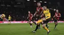 Proses terjadinya gol striker Arsenal, Lucas Perez, ke gawang Bournemouth. Gol memanfaatkan assist Olivier Giroud ini membuat kedudukan menjadi 2-3. (Reuters/Dylan Martinez)