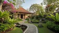 7 Ide Jalan Setapak Bergaya Resort untuk Hunian, Nuansa Liburan di Rumah Sendiri
