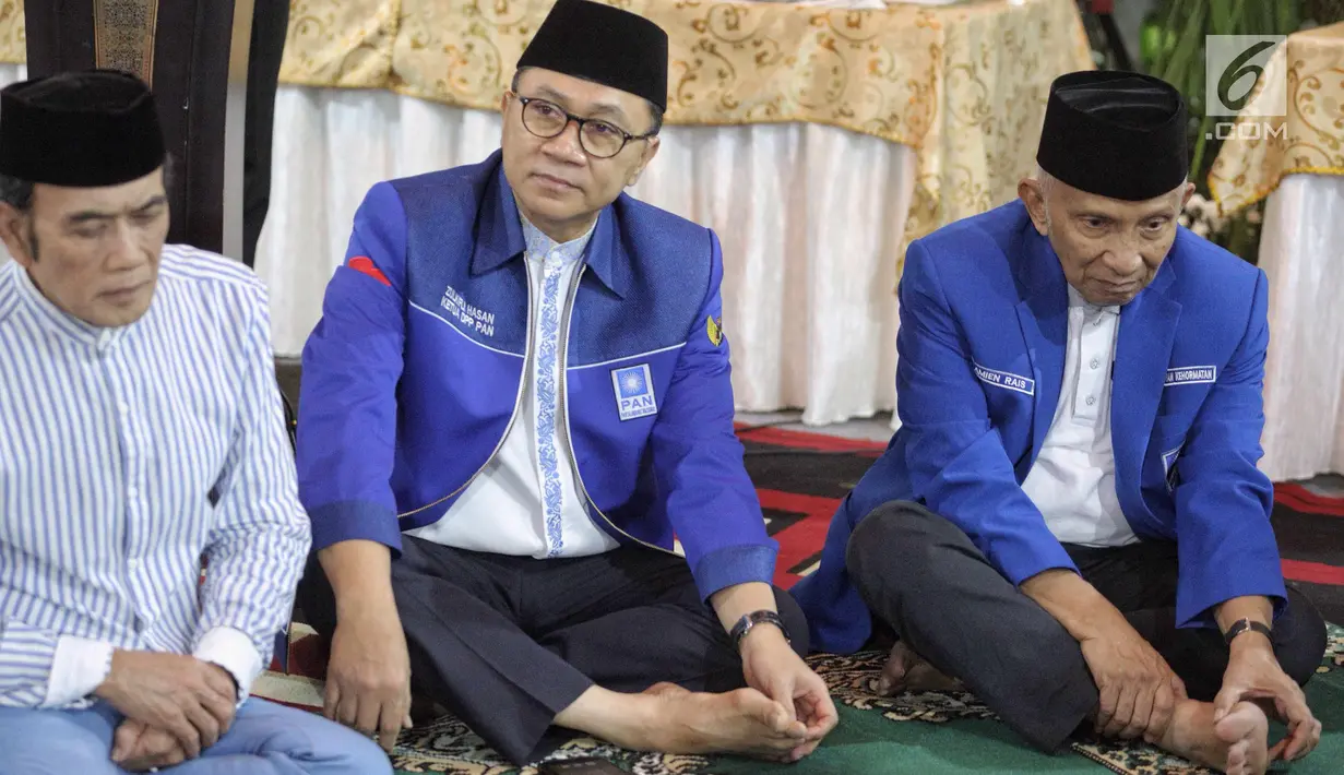 Ketua Umum PAN Zulkifli Hasan (tengah), Ketua Dewan Kehormatan PAN Amien Rais dan Ketua Umum Partai Idaman Rhoma Irama saat buka puasa bersama pengurus DPP PAN dan DPW Se-Indonesia di Widya Chandra, Jakarta, Sabtu (9/6). (Liputan6.com/Faizal Fanani)