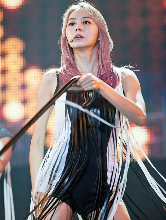 Selain itu, UEE menungkapkan jika seorang idol biasanya mengaplikasikan makeup sebelum memulai kegiatan. "Kami harus mengaplikasikan makeup yang natural sebelum memulai kegiatan agar wajah kami terlihat segar," ujarnya. (Foto: instagram.com/ueeas)