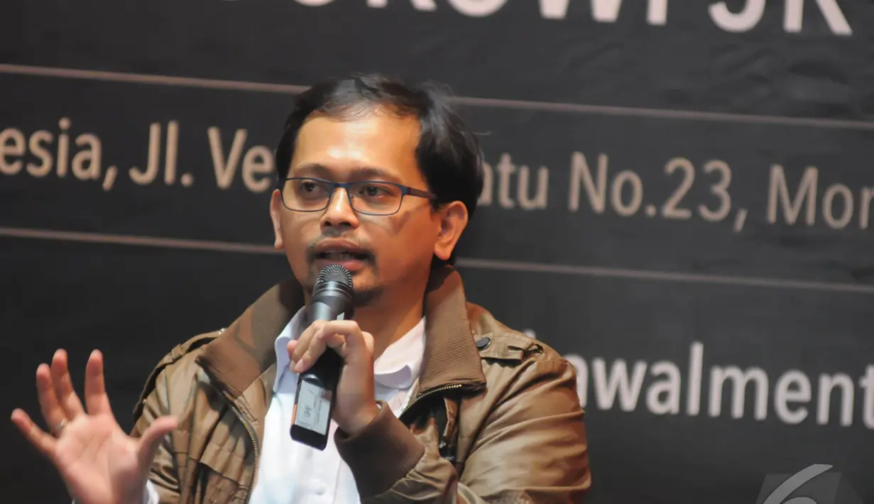 Seorang pembicara dalam diskusi "Pengawasan Publik Terhadap Kinerja Kabinet Kerja Jokowi-JK" menjelaskan pemaparannya, Jakarta, Rabu (12/11/2014)(Liputan6.com/Herman Zakharia)